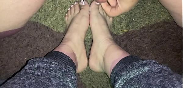  Cumshot on her hot sexy feet